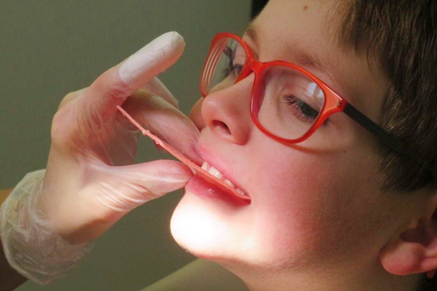 孩子“嘴部”越长越难看，不是环境影响颜值，可能是睡觉的坏习惯