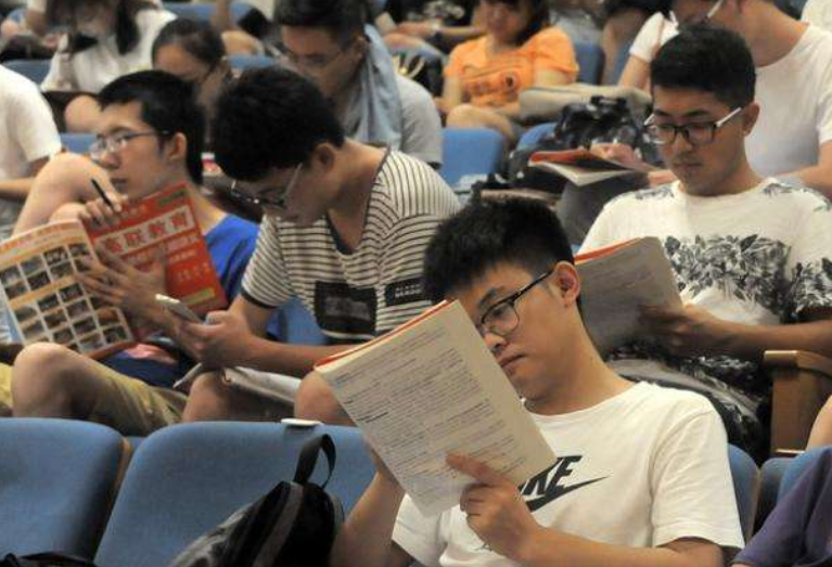 多所高校被加入“考研黑名单”，考研压分严重，且歧视双非学历