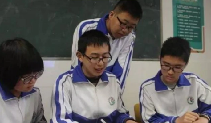 降维打击！新高考女生“完胜”男生，学霸性别论的天平向女生倾斜