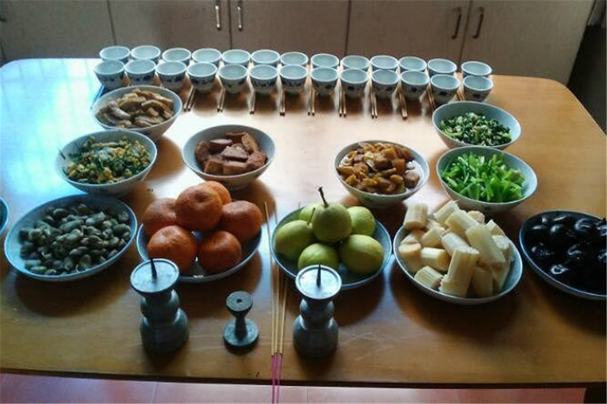 清明祭祖,老一辈讲究"前三后四,左五右六",数字之外蕴含深意