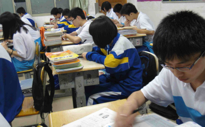 福建最贵高考状元，凭一己之力改变家人命运，光奖学金就有100万