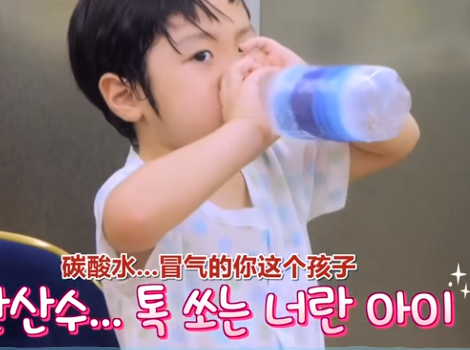 和4岁的儿子亲嘴两次，每天让他喝饮料，蔡琳成为妈妈合格吗？