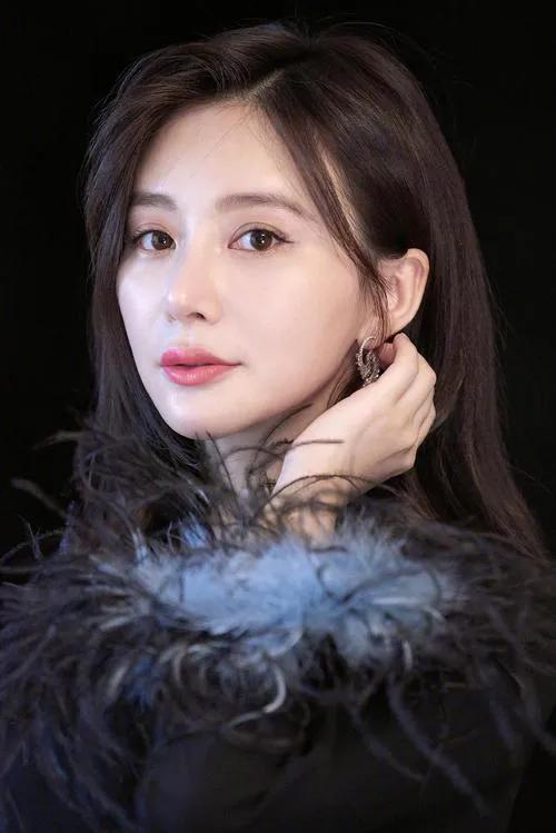 出演电视剧《天师钟馗》,其中她在《慧剑问情》篇饰演的"紫玫瑰"一角