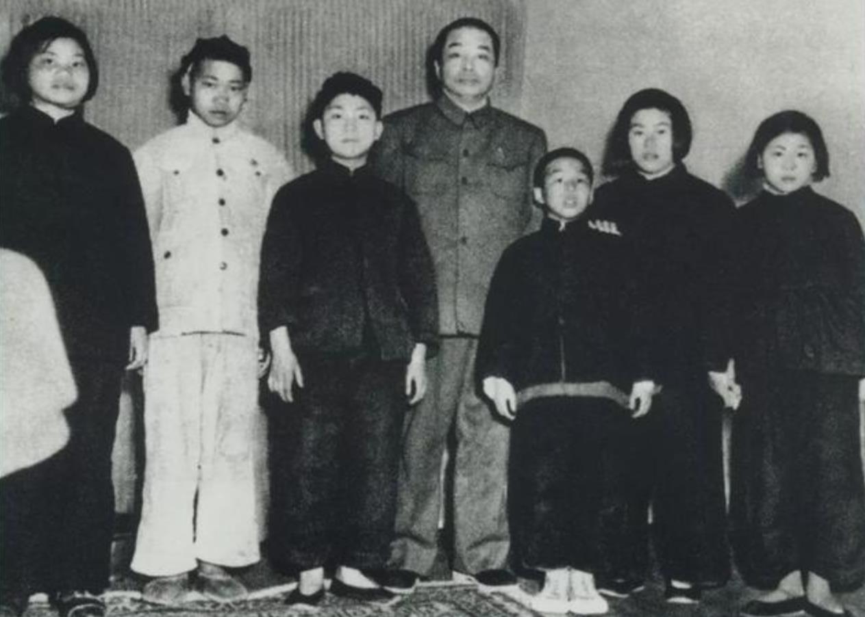 彭德怀和他的侄子侄女们，曾刻意降低彭启超军衔，为彭钢破例求人