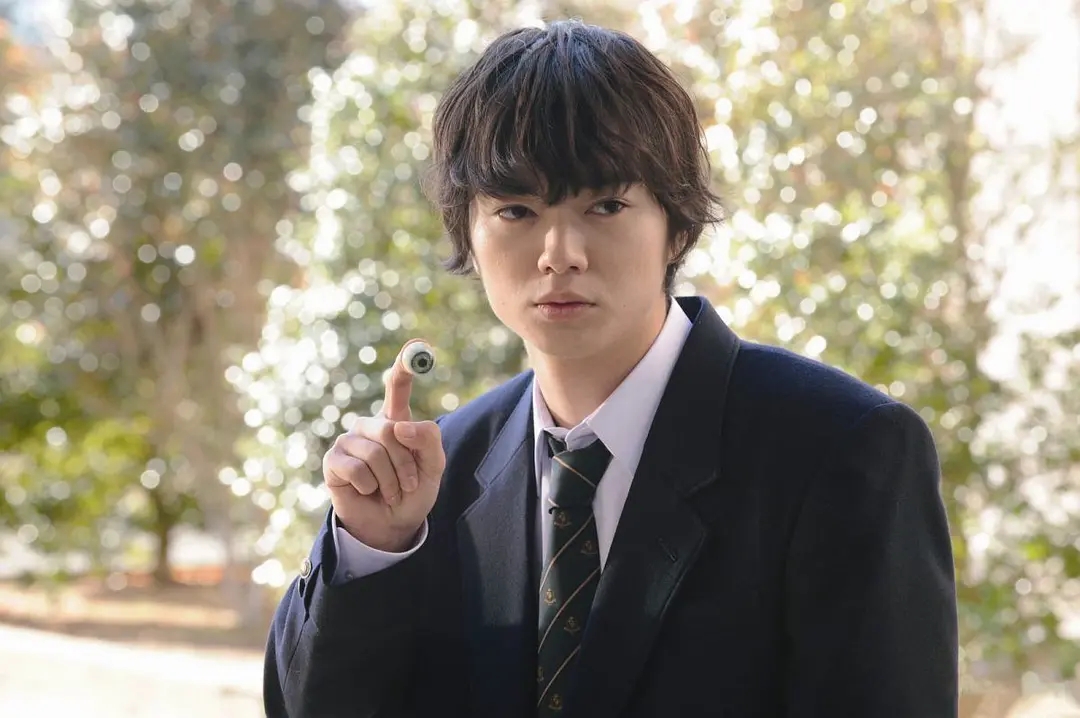 电影《寄生兽》影视解说文案被奇怪的生物进入右手