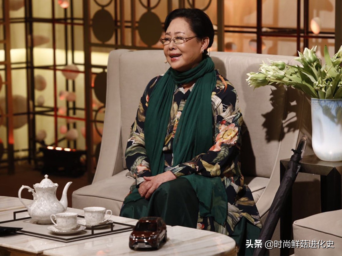 印花长衫配绿围巾高雅大气(印花长衫配绿围巾高雅大气图)