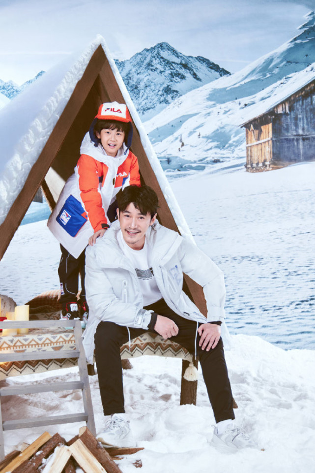 ​陆毅携妻女拍冬日大片，与鲍蕾牵手相依，结婚15年依旧喊她宝宝