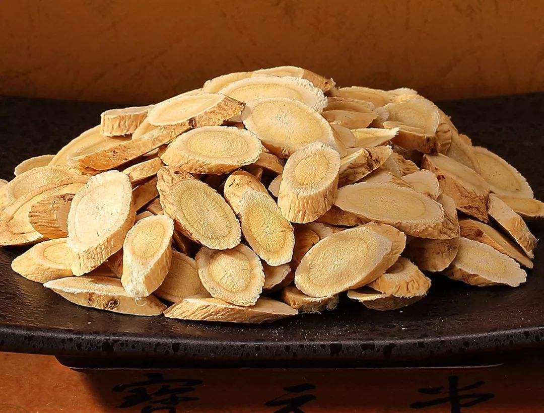晨起后经常喝一杯黄芪水好处多(晨起后经常喝一杯黄芪水好处多不)