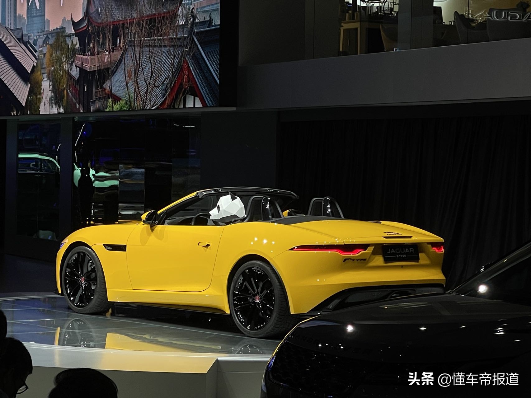 成都车展 </p><p>　　 增“索伦托黄”车漆！新款捷豹F-TYPE上市，58.2万元起