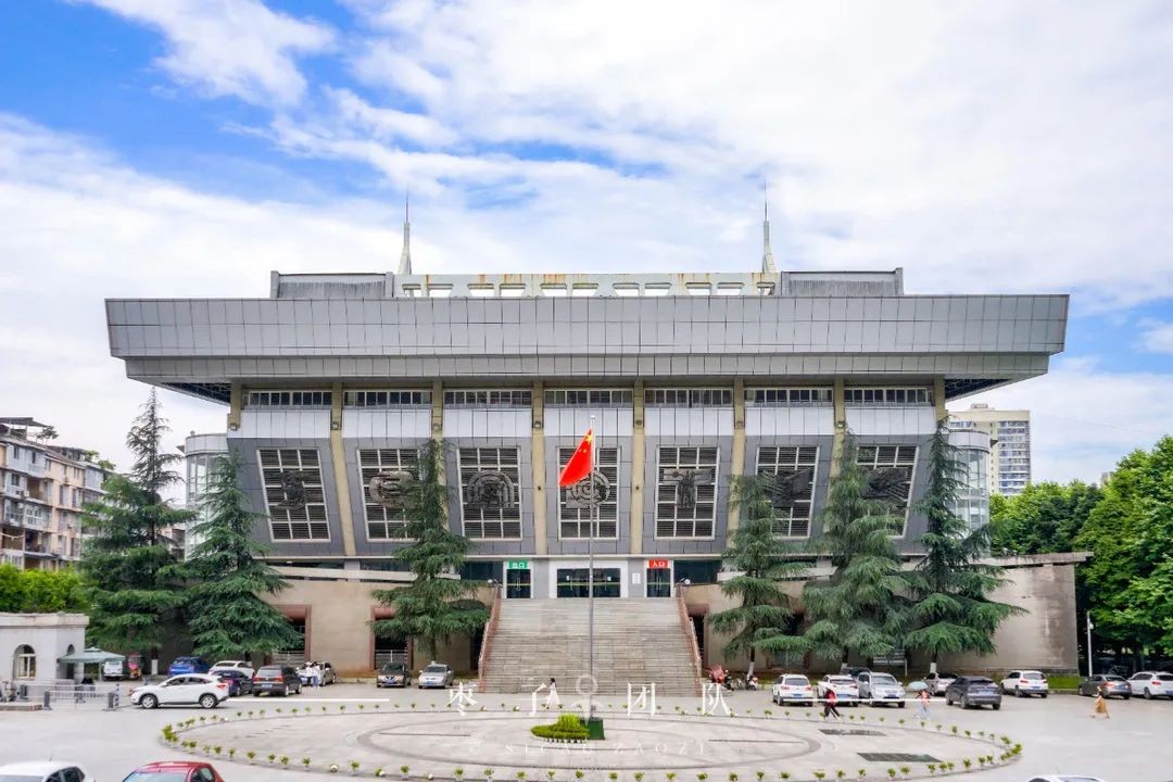 占地4500亩，坐拥3个校区，四川这所“双一流”火了，依山傍水风光绝美！