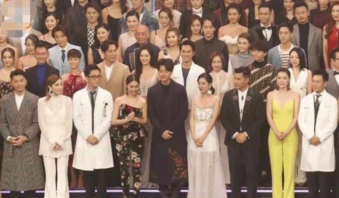 Tvb艺人齐出镜 王浩信陈豪站汪明荃旁显地位 与陈自瑶隔好远 天天看点