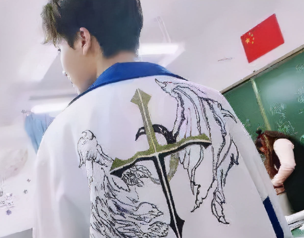 就有很多初中生开始在自己的校服上,画出了一个又一个非常漂亮的图案