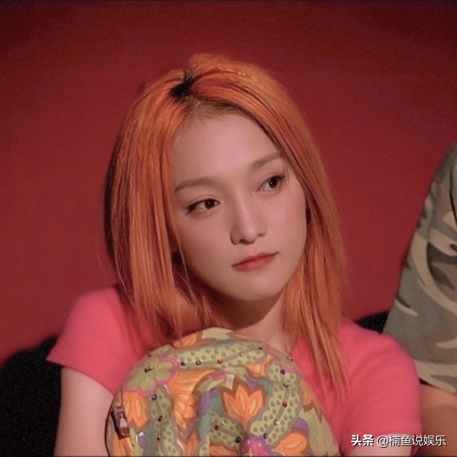 周迅早期橘发造型好惊艳！32岁宛如人间精灵，回眸的那一刻心动了