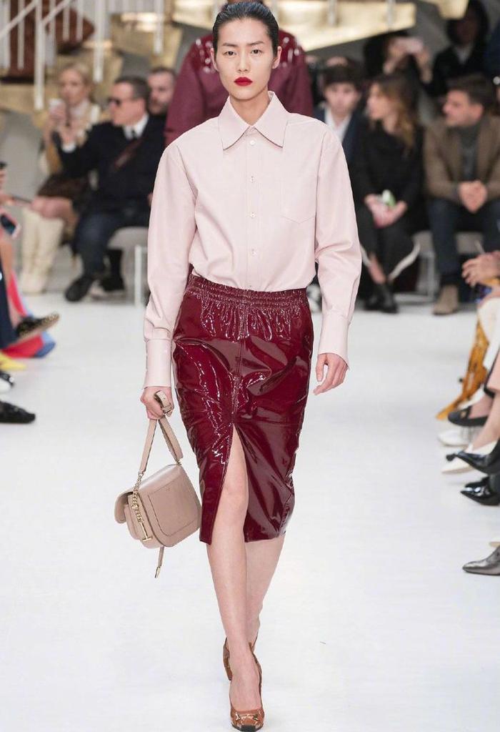 它才是今秋最显白的流行色！陈数杨紫早就穿上了，时髦优雅又减龄