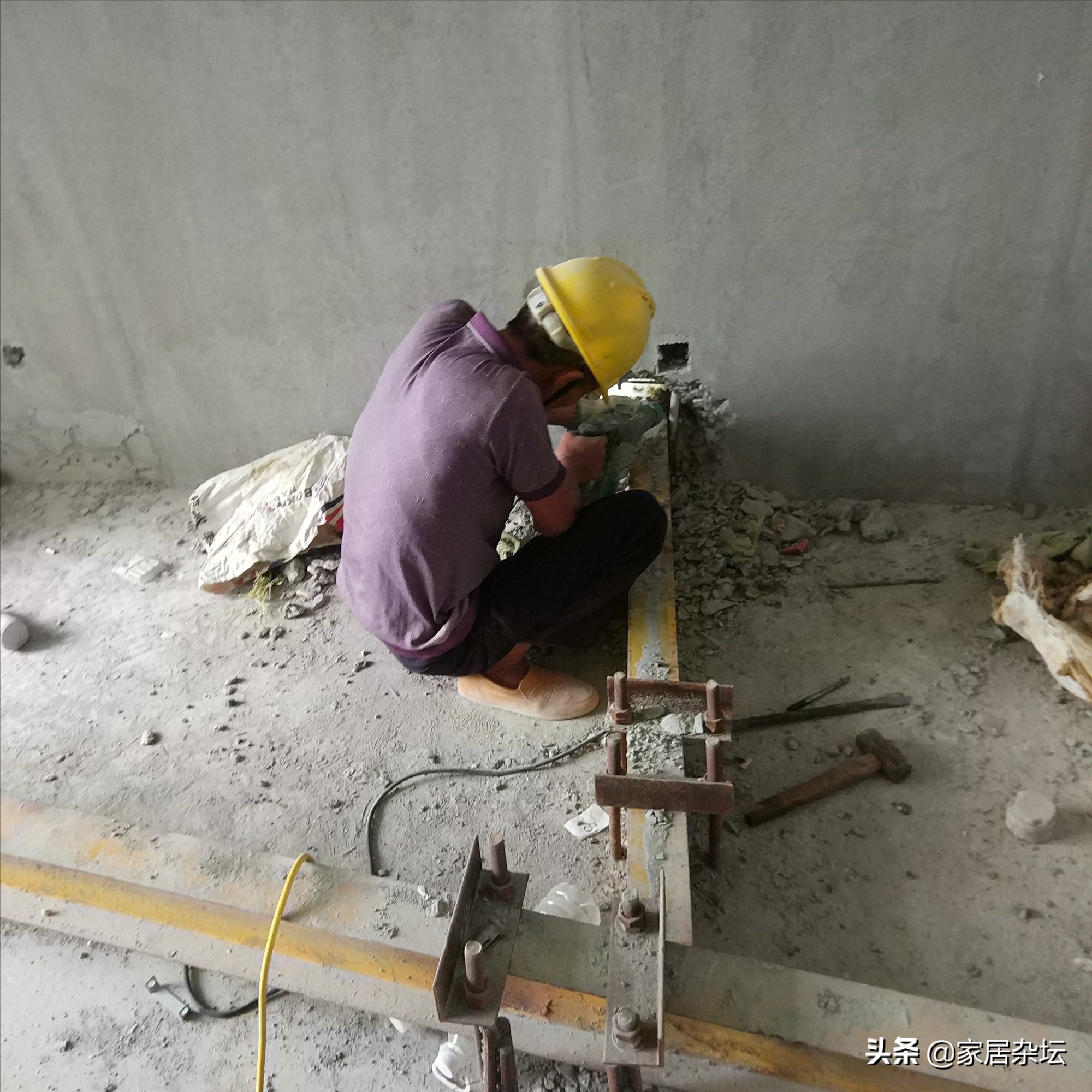 所以如果我们不是这栋楼的施工人员的话,很难准确的知道槽钢层到底是