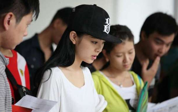 大一新生每月1500生活费够吗？导员说出“费钱之处”，家长需了解