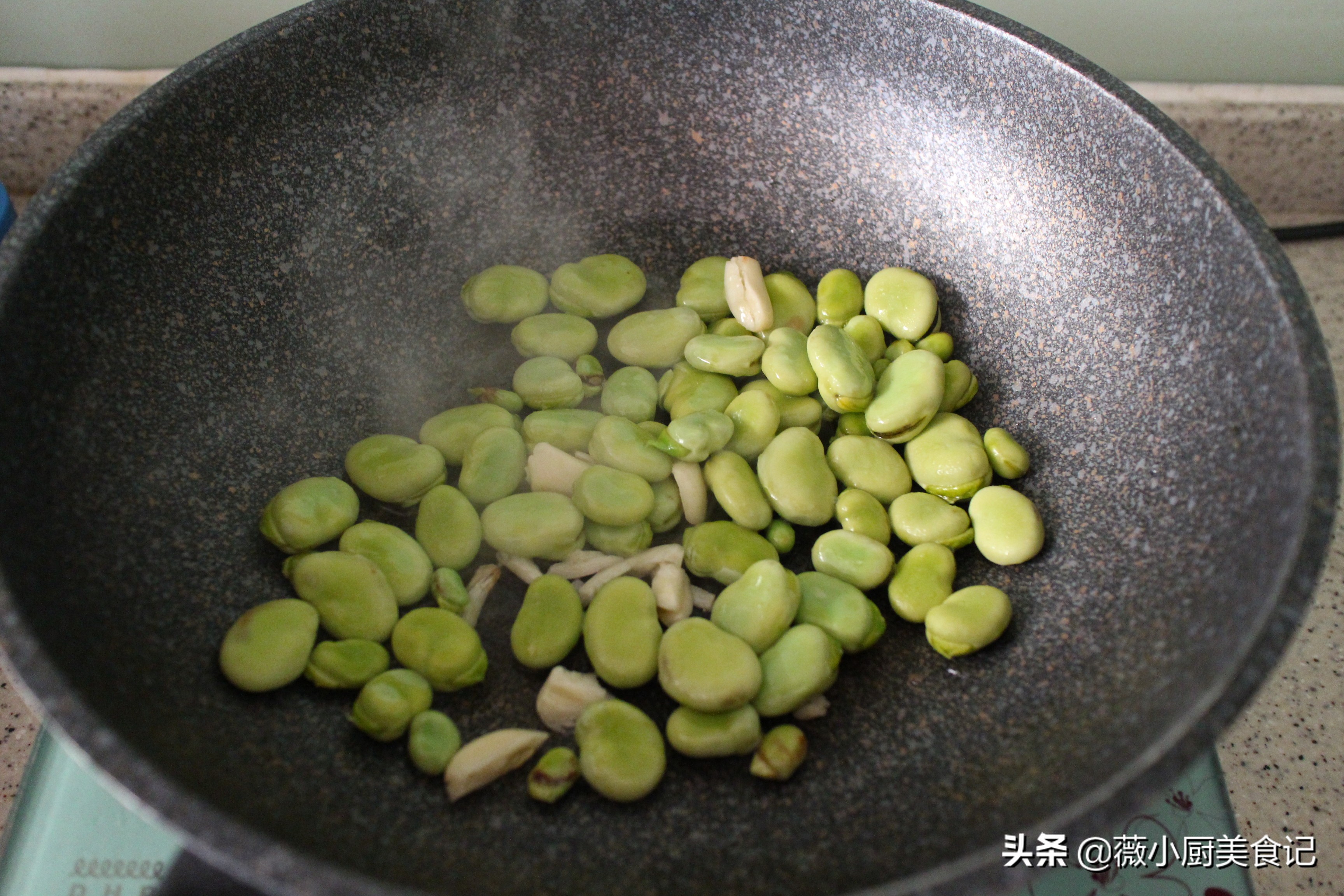 又到吃蚕豆的季节，2元一斤，这样炒比肉香，端上桌总不够吃