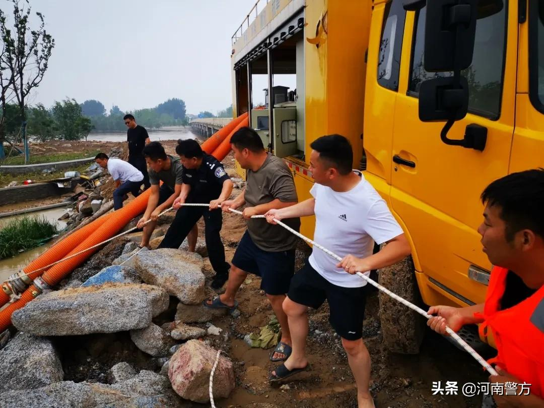 暴雨中的河南公安力量丨用忠诚筑起湛蓝堤坝——致敬奋战在抗洪救灾一线的勇士们