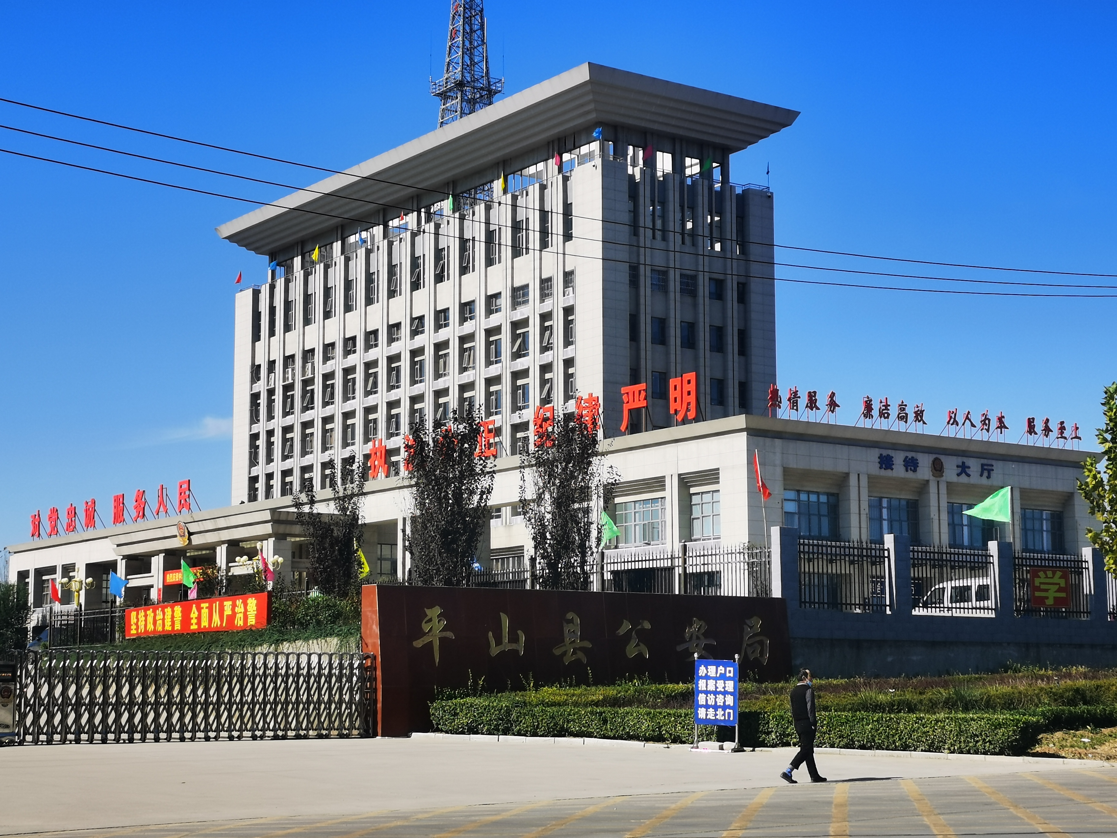 河北一邮政职工持刀杀害3名同事：疑多次找领导调岗未果杀女局长，另两人拉架被扎