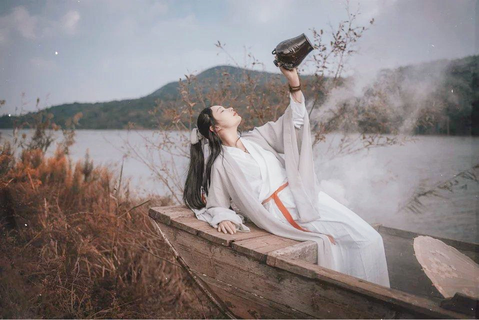 “我有一壶酒，可以慰风尘”成网络金句，其实韦应物原句更加高明