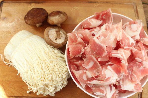 要想羊肉不腥不膻，除了焯水，加这3种食材一起炖，汤更鲜美