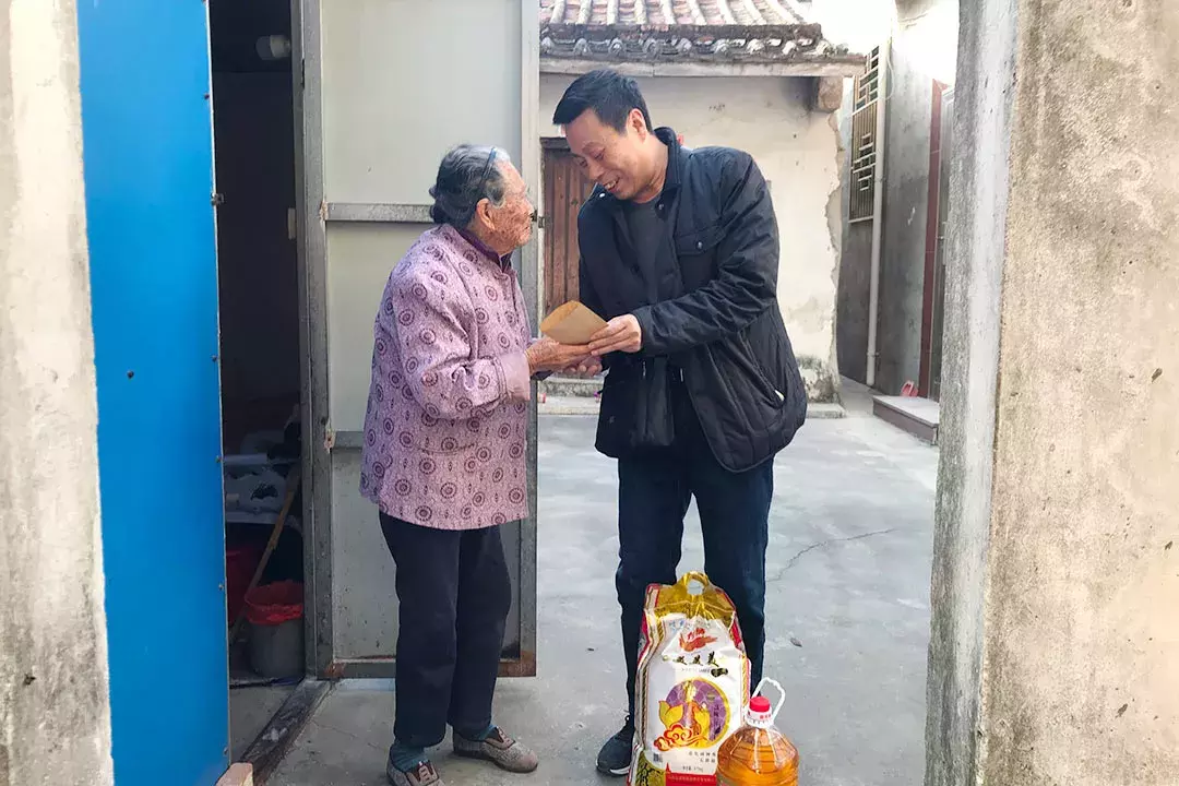 春節(jié)將至 溫暖常伴丨濠江區(qū)持續(xù)開展節(jié)前慰問活動