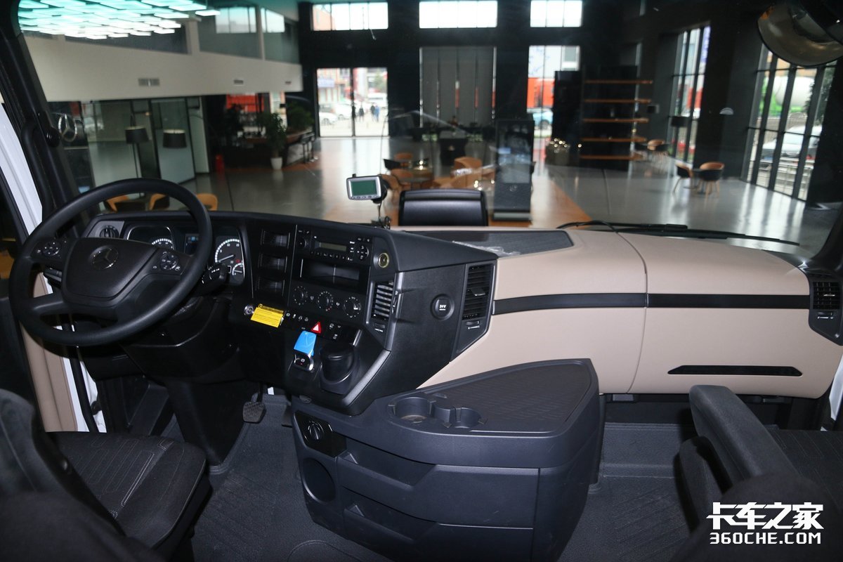 奔驰卡车国产化又爆猛料！配奔驰进口发动机，低配价格或60万以下