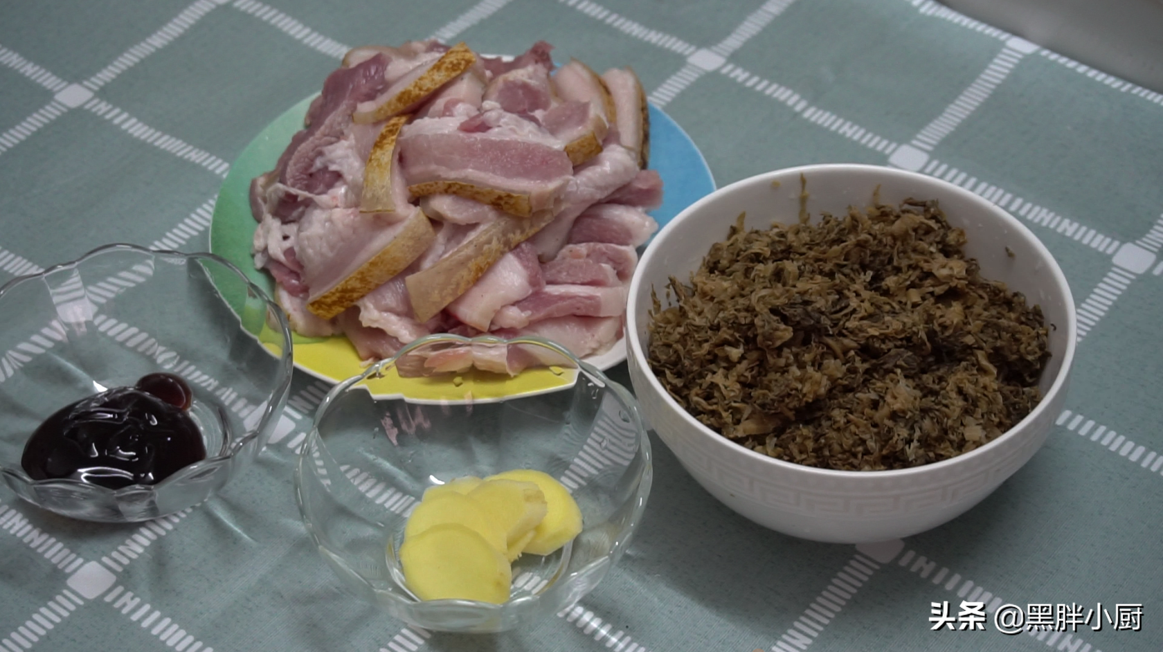 梅菜焖猪肉的做法(酥香梅菜，肉质鲜美独家炖法)
