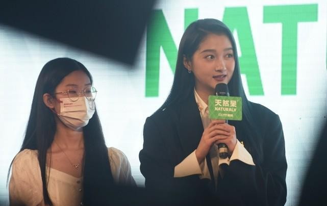 学院风不是谁都能撑得起来的，关晓彤的小骨架，穿这衣服太拖沓