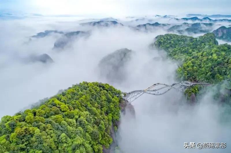 空山新雨后，景色分外娆，竹筏水上行，诗意盎然时，你心动了吗？