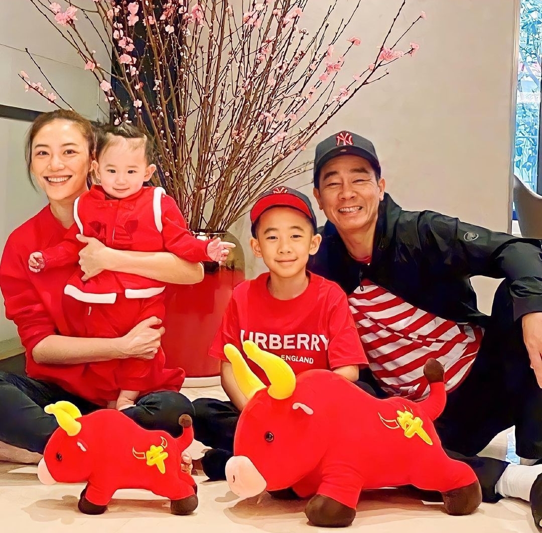 应采儿晒陈小春20年前后对比照，大赞发际线没有变，容颜也未改