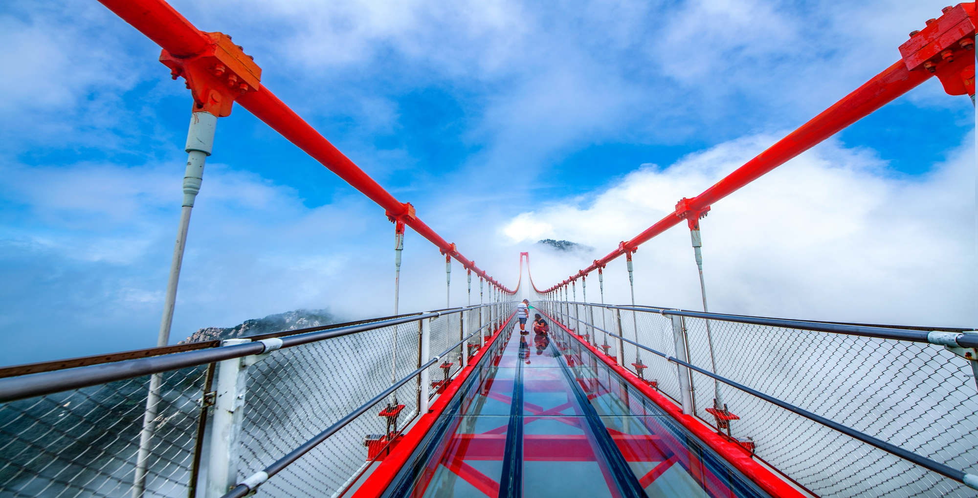 山东临沂天蒙山的网红爆款景点——世界第一人行玻璃悬索桥,为目前