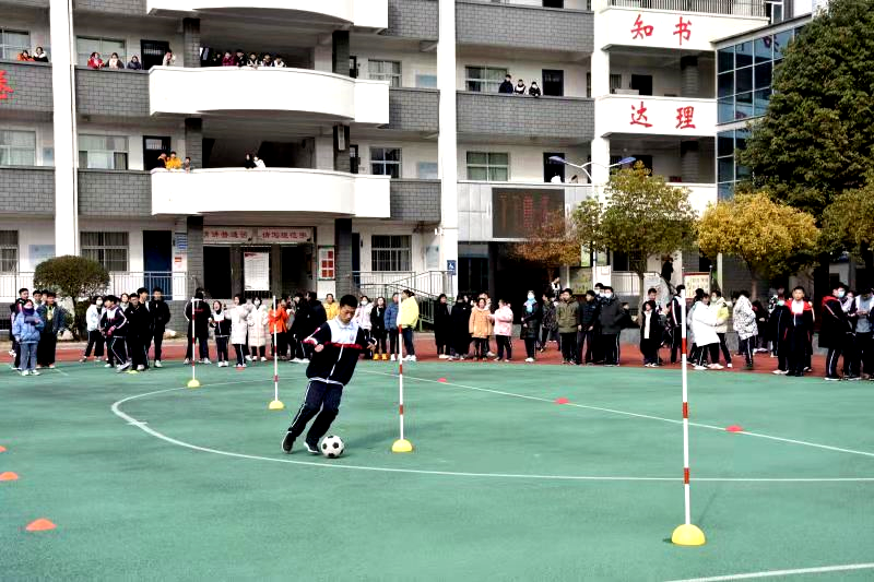 许昌哪里可以学足球比赛(团结协作，趣味绕杆 许昌市二中教育集团举办九年级足球绕杆比赛)