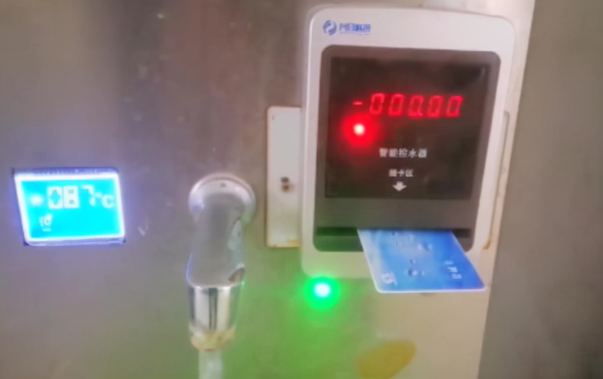 厦门大学特别的开学典礼，矿泉水瓶子代替新生，网友表示太会玩了