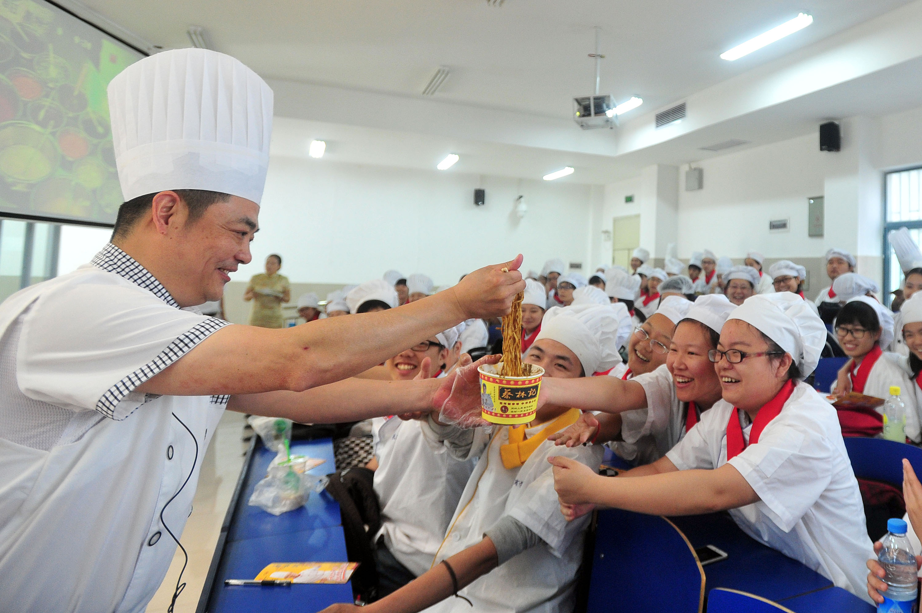 辣条专业班火了，谁还记得小龙虾学院和热干面研究院？
