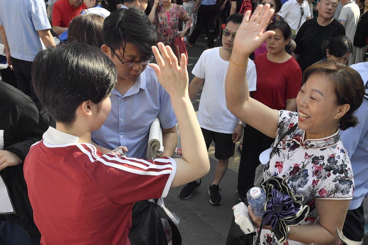 中高考当天要不要全程陪考？一些家长很纠结，聪明的家长却这么做