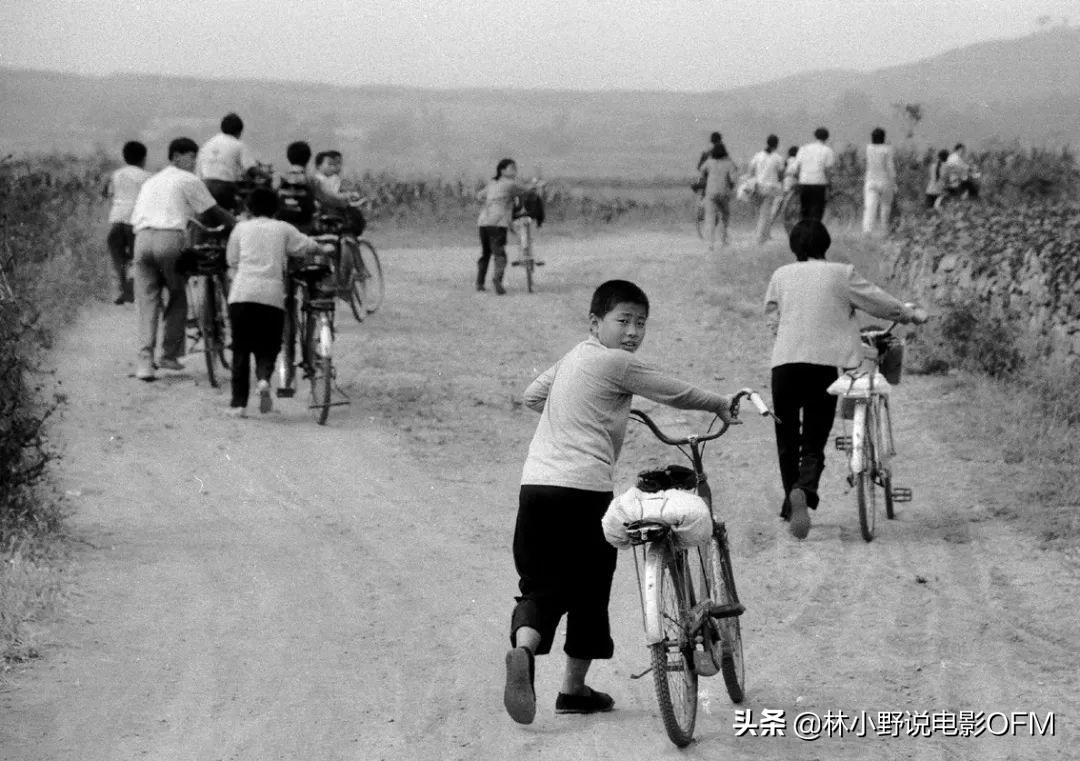 一场大雨过后，村民捡到珍珠琥珀玛瑙，徐克为这个故事拍了部电影