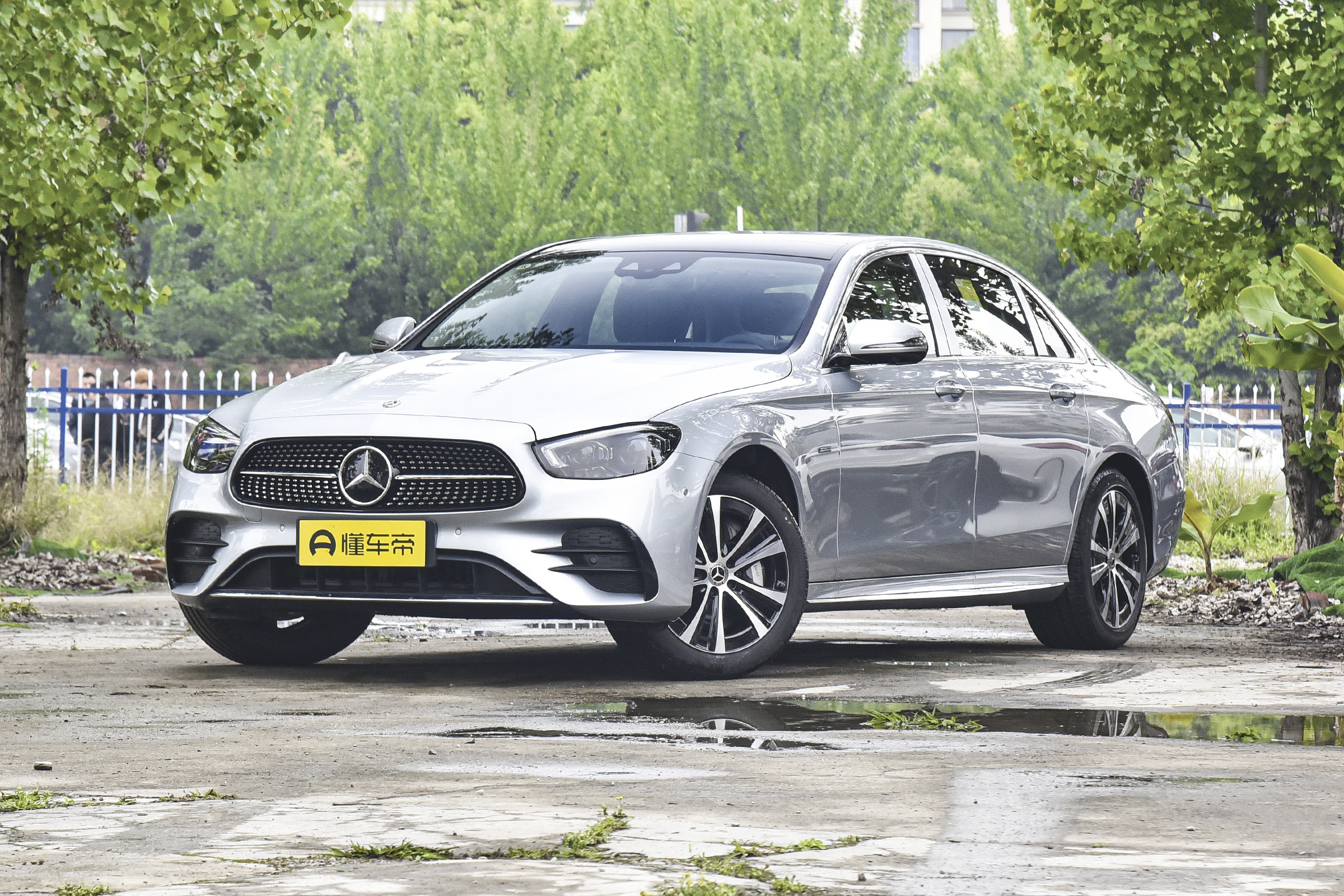 新车 | 售价52.19万元，抗衡5系插混！奔驰E级PHEV车型亮相海口车展