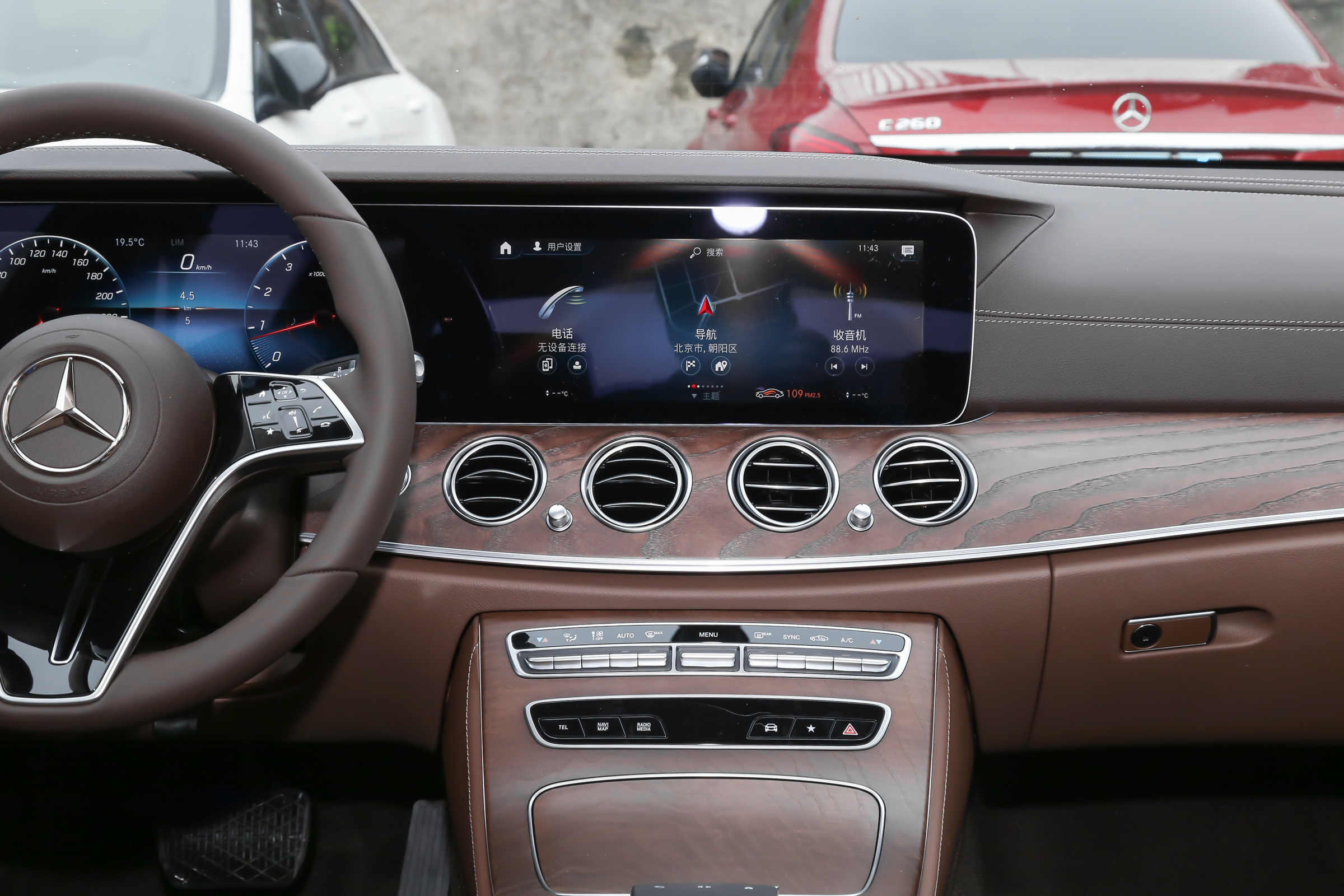 奔驰e级的内饰布局简约大方,设计也符合年轻人的审美,中控按键的位置