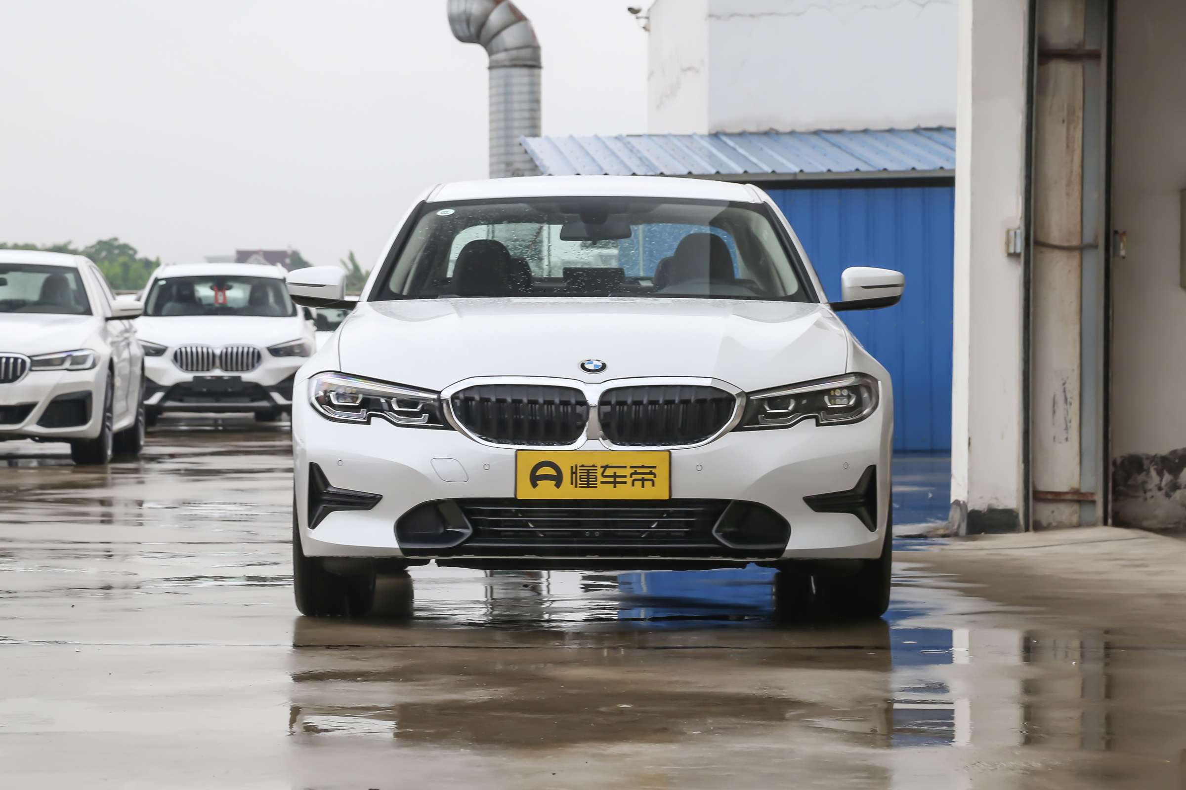 宝马3系车身尺寸:4753mm/1811mm/1458mm,轴距:2920mm.