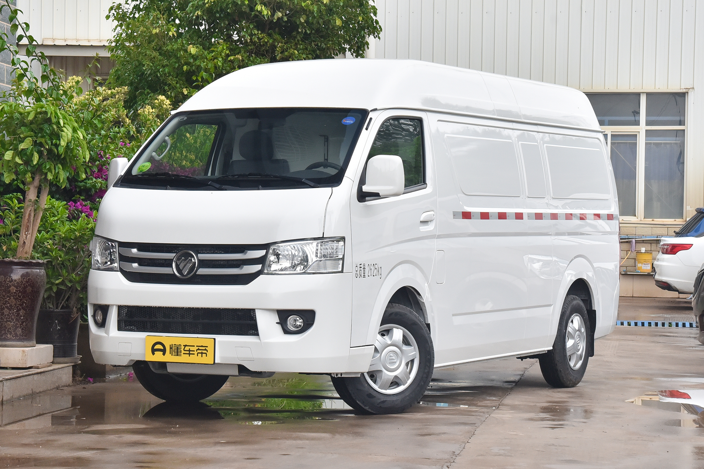 该车定位为轻客车型,共推出商运版,商旅版和专业版三大细分车款.