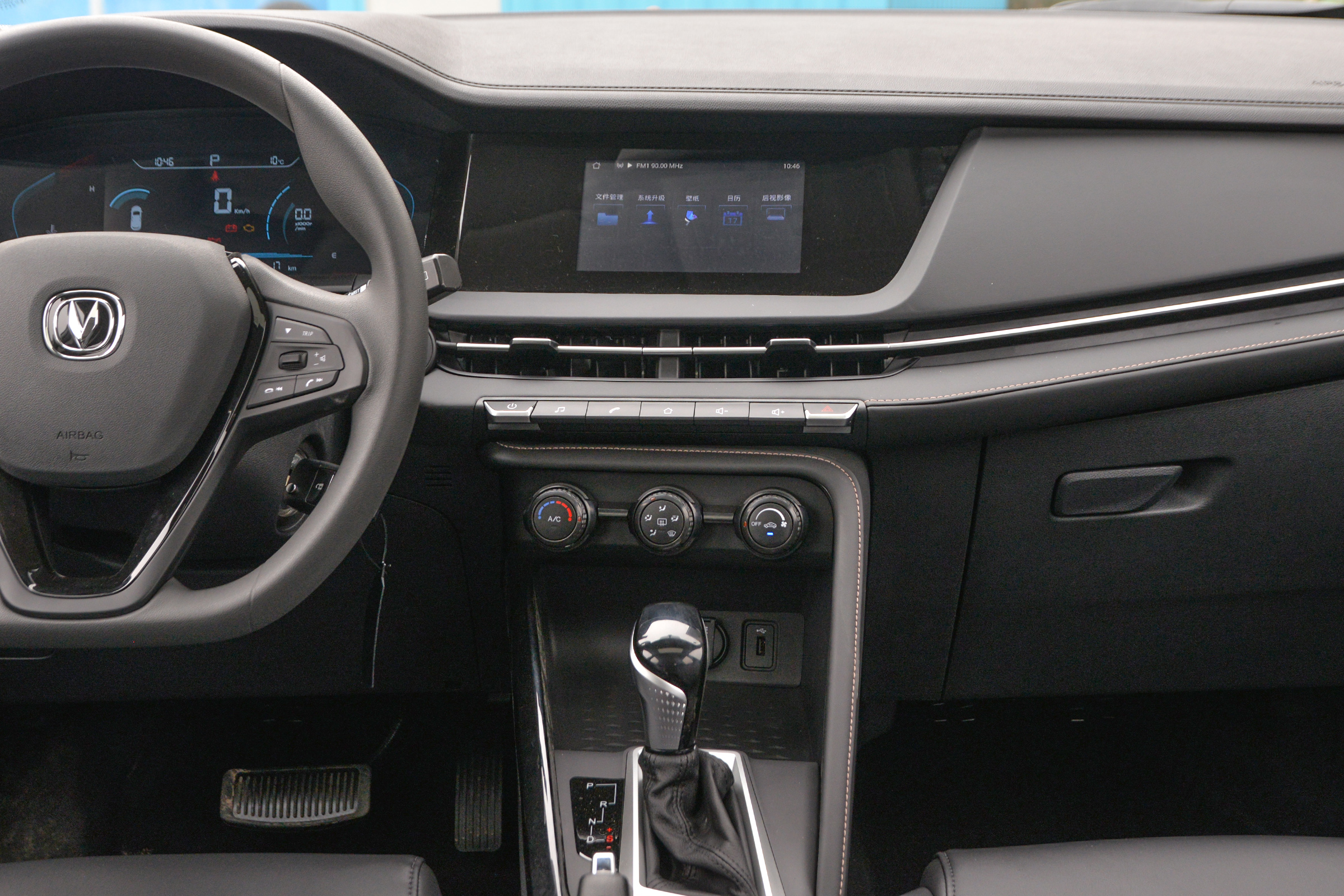 长安cs15的内饰布局简约大方,设计也符合年轻人的审美,中控按键的位置