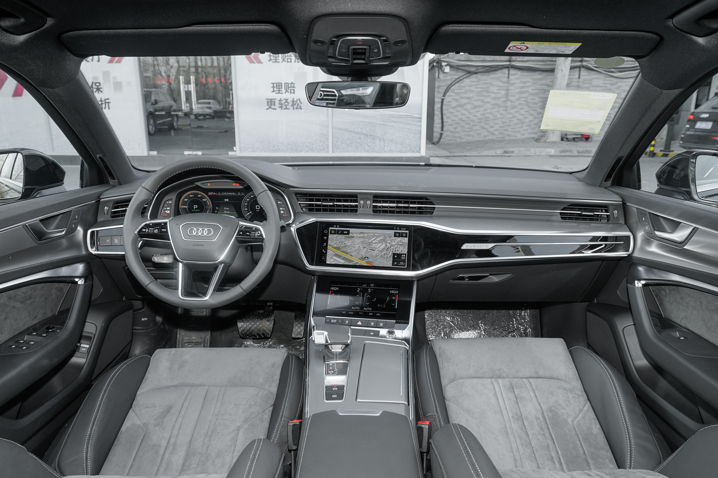 奥迪a6l新能源的内饰布局简约大方,设计也符合年轻人的审美,中控按键