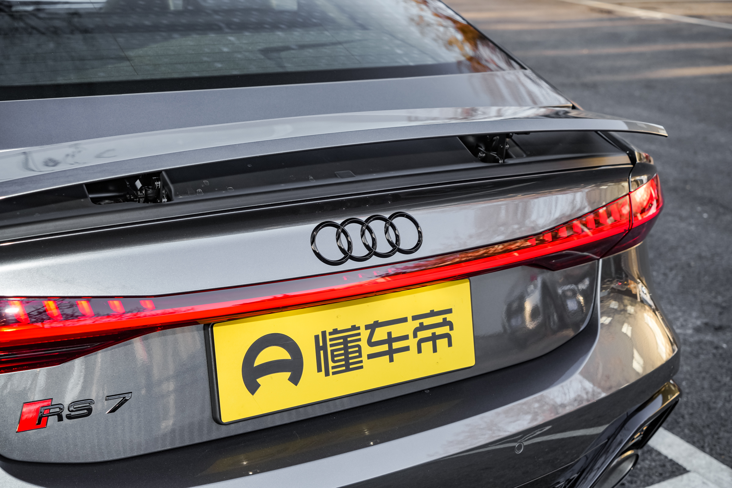 新车｜文能48V顾家，武能4.0T碾压！试驾全新奥迪RS 7