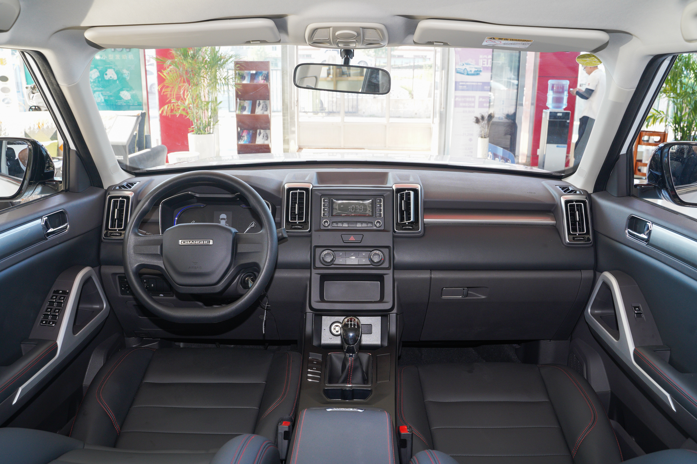 昌河q7的内饰布局简约大方,设计也符合年轻人的审美,中控按键的位置