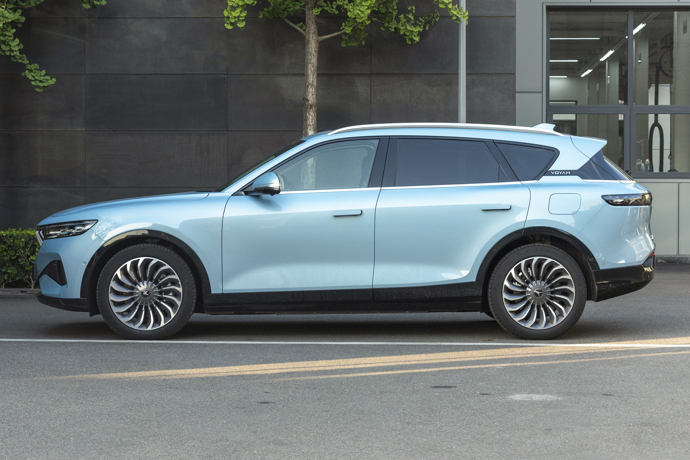 轴距达到2960mm,百公里加速4.5S，可油可电的岚图Free值得吗？