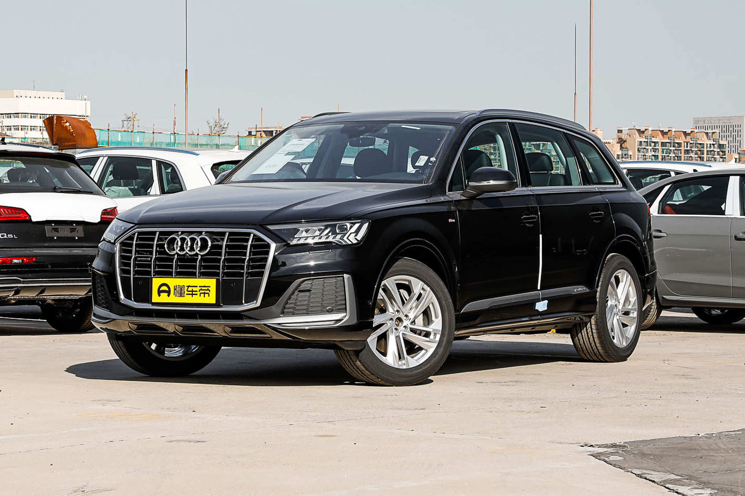 新车 </p><p>　　 约合人民币55.8万元起售，新款奔驰GLE发布，宝马X5老对手