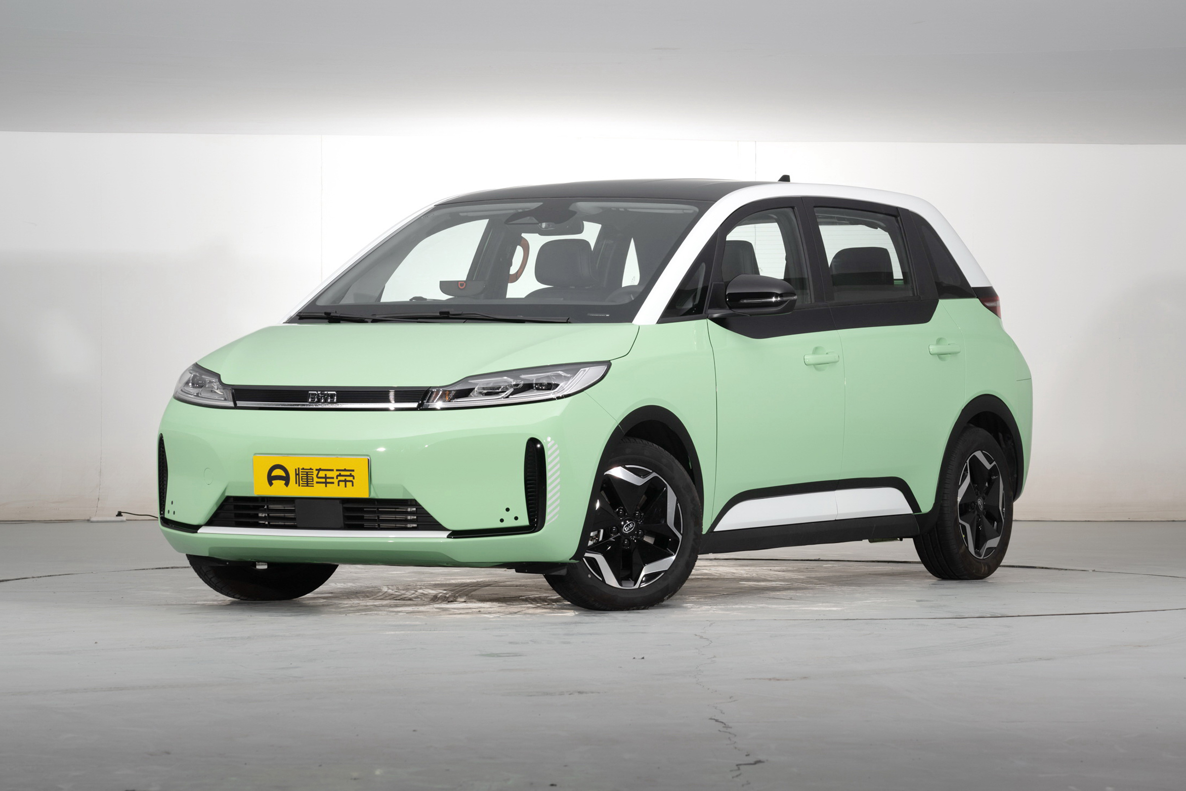 比亚迪d1此前,滴滴也曾经和比亚迪联合开发过定制车d1,其设计的初衷