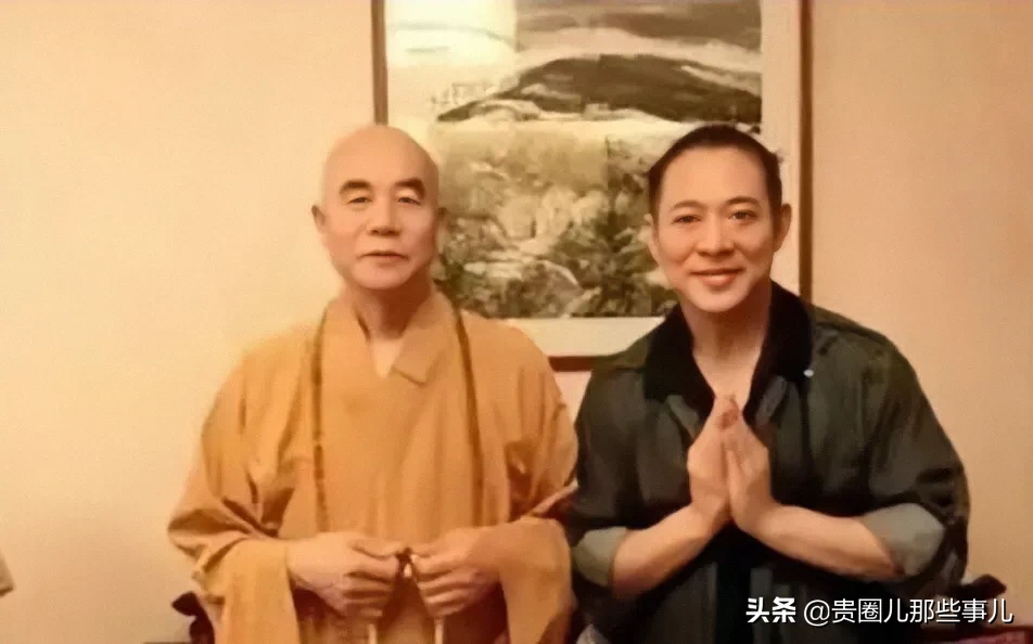 2012年，马云48岁本命年生日时，李连杰指着自己价值1亿的九眼天珠