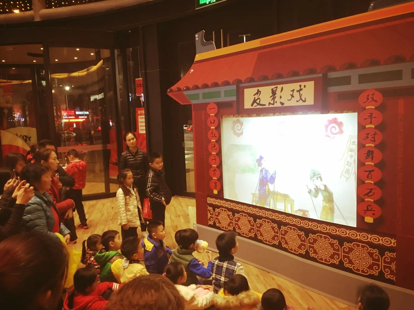 知县请皮影戏班到家中，为瘫痪的父亲演出,父亲要戏班每天演3场